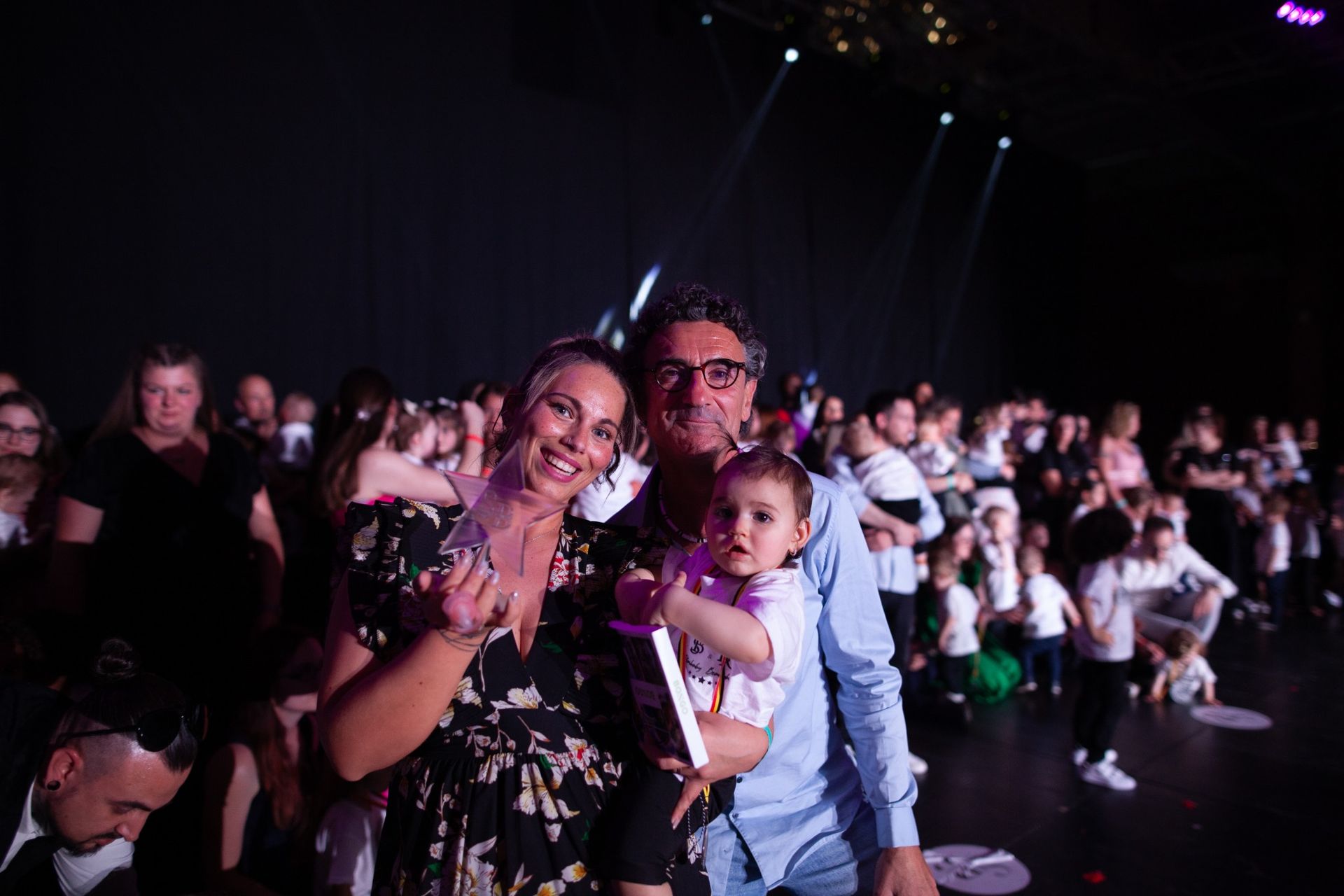 Des parents avec leur enfant lors du concours